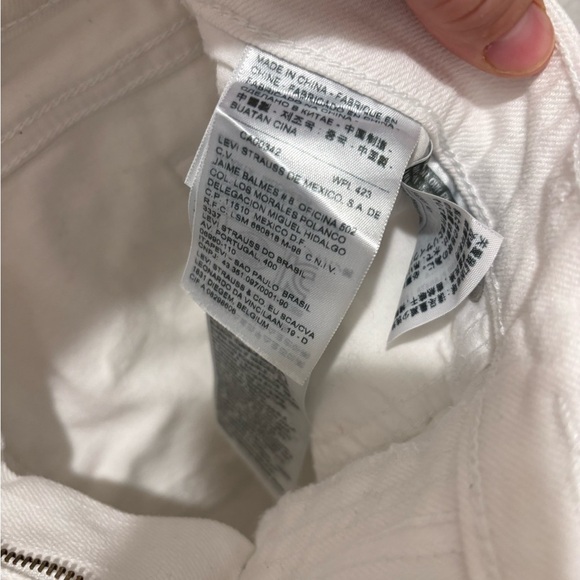 Levi's Women's Cream Jean Shorts - Picture 4 of 4